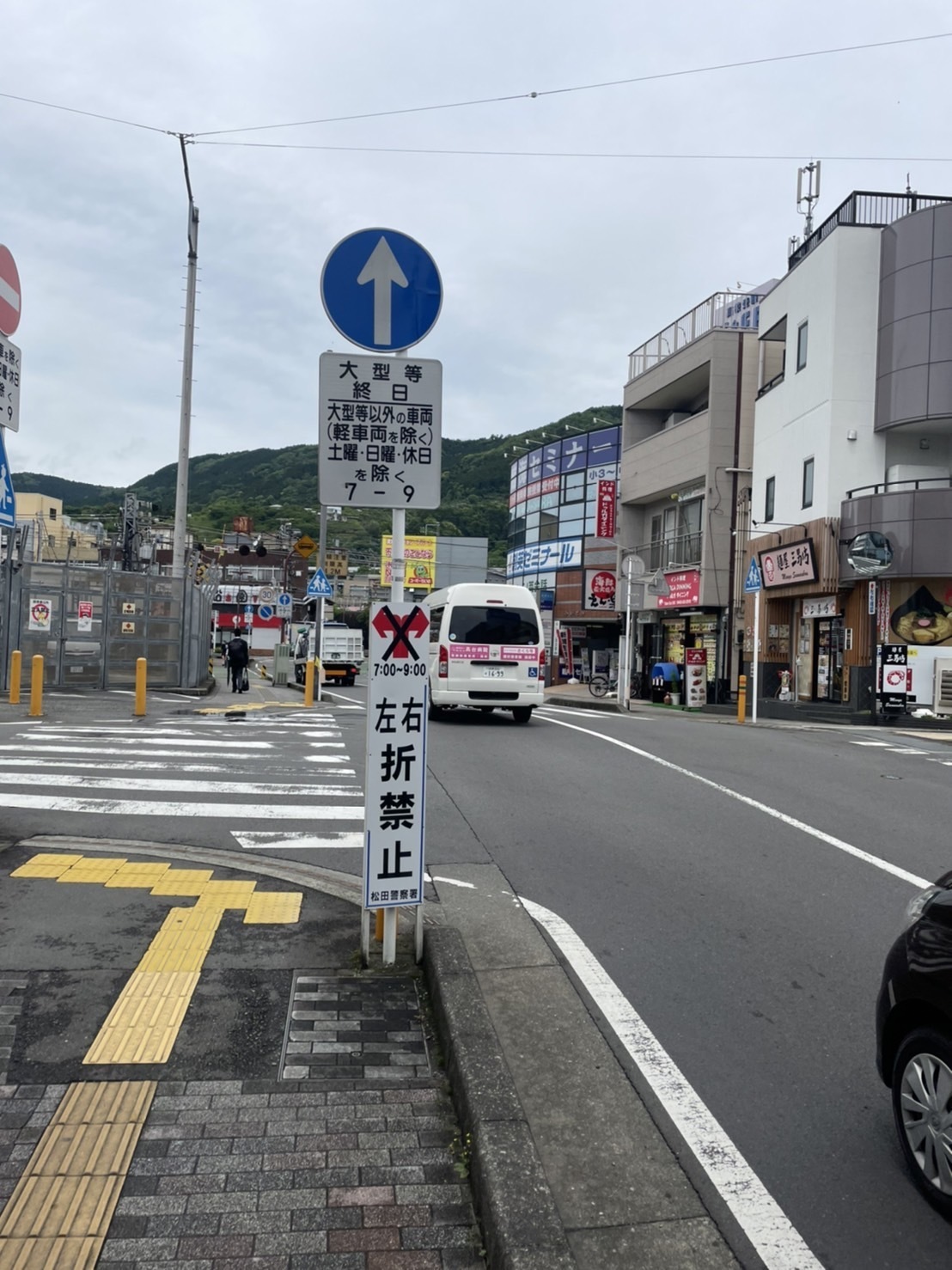 駐車場アクセス①:三男坊さん前の交差点を左折